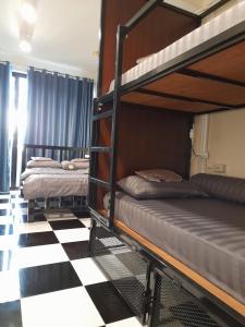 Noir Cafe And Hostel Chinatown Bangkok客房内的一张或多张床位