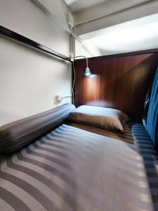 Noir Cafe And Hostel Chinatown Bangkok客房内的一张或多张床位