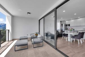 布雷拉Premium Serenitas Ponti Apartment的带厨房和餐厅的客厅