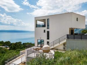 布雷拉Premium Serenitas Ponti Apartment的一栋能看到水景的白色房子