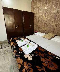 Postel nebo postele na pokoji v ubytování Veena Villa Luxury Suite Ayodhya - 2km from Ram Mandir