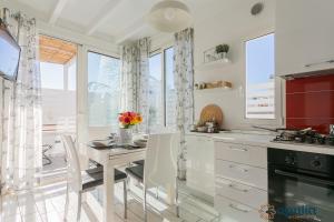 Η κουζίνα ή μικρή κουζίνα στο Dimora Rosanna by Apulia Accommodation