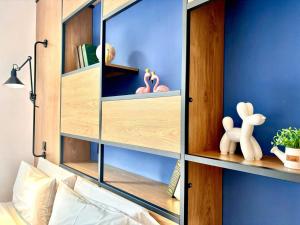 a built in book shelf in a bedroom at Campanile Shanghai Huaihai in Shanghai