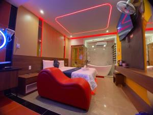una camera con letto, sedia e vasca di Khách Sạn Tân Hoàng Yến ad Ho Chi Minh Altre 40 foto