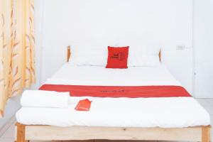Postel nebo postele na pokoji v ubytování RedDoorz at St Anthony Beach Resort