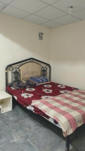 a bedroom with a bed with a blanket on it at Happy Farm Homestay in Ấp Long Ðại