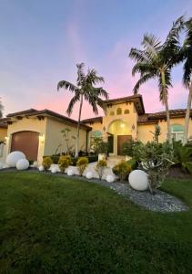 Gallery image of MIAMI LUX Villa 4BR FREE parking, Pool, Jacuzzi, Near Airport in Doral