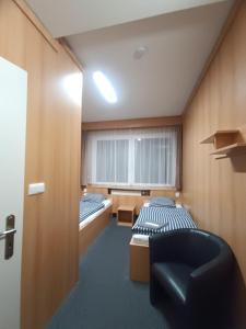 Postel nebo postele na pokoji v ubytování Hotel a ubytovna Zimní stadion Slaný