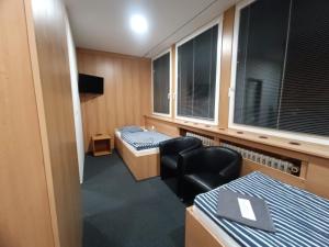 Hotel a ubytovna Zimní stadion Slaný的休息区