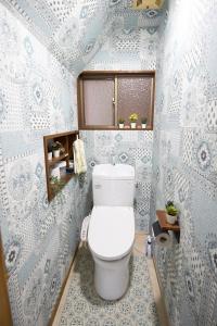 沼津市にあるNumazu Sparkleの青と白の壁紙のバスルーム(トイレ付)