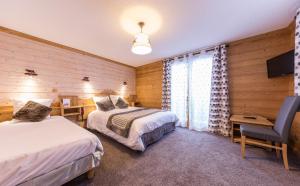 Postel nebo postele na pokoji v ubytování Hôtel L'Ensoleillé + 37 fotografií