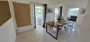 Un comedor y una sala de estar con mesa y sillas. en Maison de Vacances Pereybere, en Grand Baie 19 fotos más