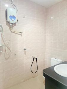 Ένα μπάνιο στο Triple room with private bathroom