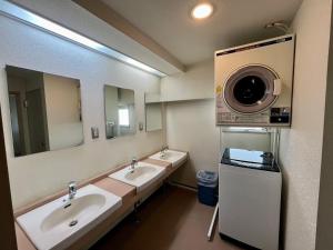 湯沢町にあるYuzawa house 2 - Vacation STAY 39930vのバスルーム(シンク2台、洗濯機付) +13枚の写真