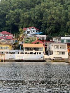 un gruppo di case sulla riva di un corpo idrico di Dreamscape Villa Mabini Batangas a Mabini