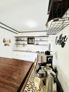 una cucina con macchina da caffè su un bancone di Dreamscape Villa Mabini Batangas a Mabini