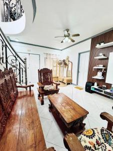 un soggiorno con tavolo e sedie in legno di Dreamscape Villa Mabini Batangas a Mabini