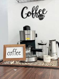 una macchina da caffè con un cartello che legge il caffè di Dreamscape Villa Mabini Batangas a Mabini