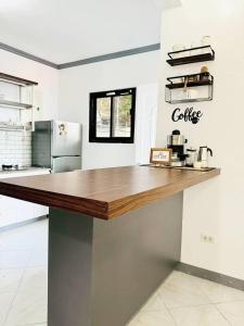 una cucina con piano di lavoro in una camera di Dreamscape Villa Mabini Batangas a Mabini