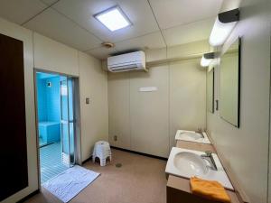 湯沢町にあるYuzawa house 2 - Vacation STAY 39933vのシャワー、洗面台、鏡を備えたバスルーム +18枚の写真