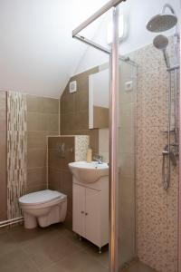 Ένα μπάνιο στο Cabana / Casa Tekla +40 φωτογραφίες