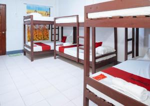 Postel nebo postele na pokoji v ubytování RedDoorz at St Anthony Beach Resort