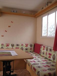 Habitación con mesa, sofá y mesa. en Le Marverand, en Saint-Julien