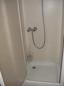 y baño con ducha con cabezal de ducha. en Le Marverand, en Saint-Julien