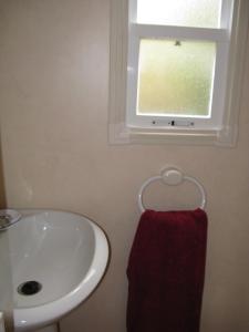 uma casa de banho com um lavatório e uma toalha vermelha em Le Marverand em Saint-Julien