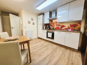Η κουζίνα ή μικρή κουζίνα στο Ferienwohnung "Mohnblume" Objekt-ID 15679-0 +10 φωτογραφίες