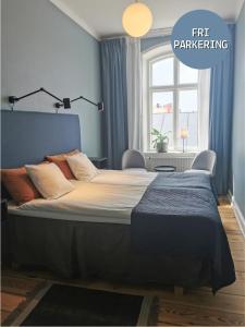 Postel nebo postele na pokoji v ubytování Hotell Fängelset Västervik
