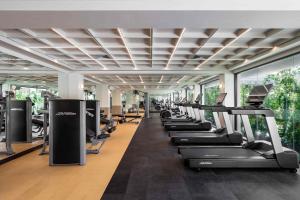 Fitness centrum a/nebo fitness zařízení v ubytování M Social Hotel Phuket