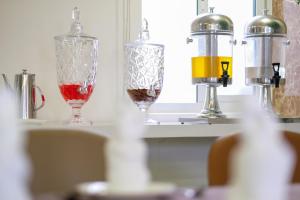 een plank met vier glazen vazen erop bij Xavia Hotel in Quy Nhon