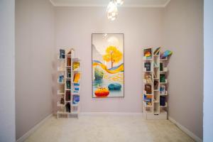 乌兰巴托Eagle Town Serviced Apartment的墙上挂着一幅画，架子上有一幅画的房间