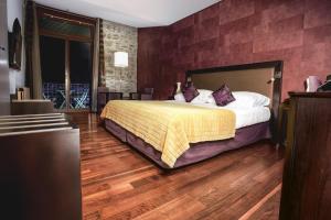 Cette chambre dispose d'un grand lit et de parquet. dans l'établissement Rivage Hotel Restaurant Lutry, à Lausanne