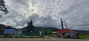Pemandangan gunung umum atau pemandangan gunung yang diambil dari asrama