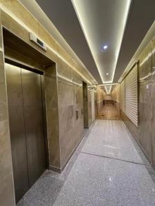 einen Flur eines Gebäudes mit Aufzügen und einem Flur in der Unterkunft Sondos Al-Arbia in Riad + 5 Fotos