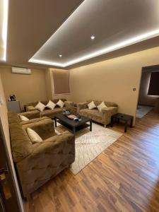 ein Wohnzimmer mit Sofa und Tisch in der Unterkunft Sondos Al-Arbia in Riad