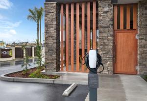 尤里卡Home2 Suites By Hilton Eureka的门楼前停车计数器