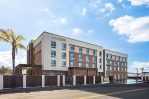 尤里卡Home2 Suites By Hilton Eureka的 ⁇ 染酒店建筑的栅栏