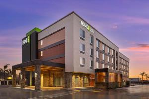 尤里卡Home2 Suites By Hilton Eureka的拉斯维加斯的希尔顿酒店 ⁇ 染