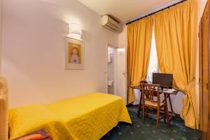 Postel nebo postele na pokoji v ubytování Hotel Rex