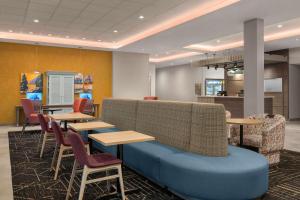 Home2 Suites By Hilton Eureka的休息区