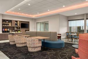 Home2 Suites By Hilton Eureka的休息区