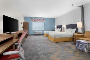 Home2 Suites By Hilton Eureka客房内的一张或多张床位
