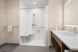Home2 Suites By Hilton Eureka的一间浴室