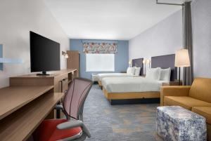 Home2 Suites By Hilton Eureka客房内的一张或多张床位