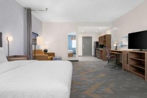 Home2 Suites By Hilton Eureka的电视和/或娱乐中心