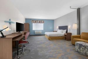 Home2 Suites By Hilton Eureka的电视和/或娱乐中心