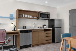 Home2 Suites By Hilton Eureka的厨房或小厨房